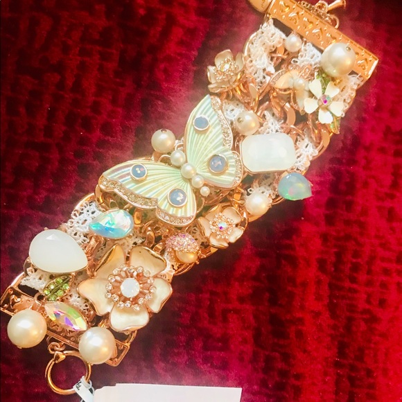 (SOLD) Betsey Johnson Statement Bracelet - Picture 8 of 8